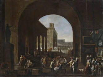 Mercado de arte bajo un gran arco con vista a una plaza italiana muy concurrida